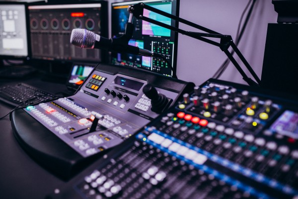 Music Production Damon4u – Indian singer-songwriter, producer & instructor. Listen on Spotify & Apple Music or book live shows, music lessons, mixing & mastering.